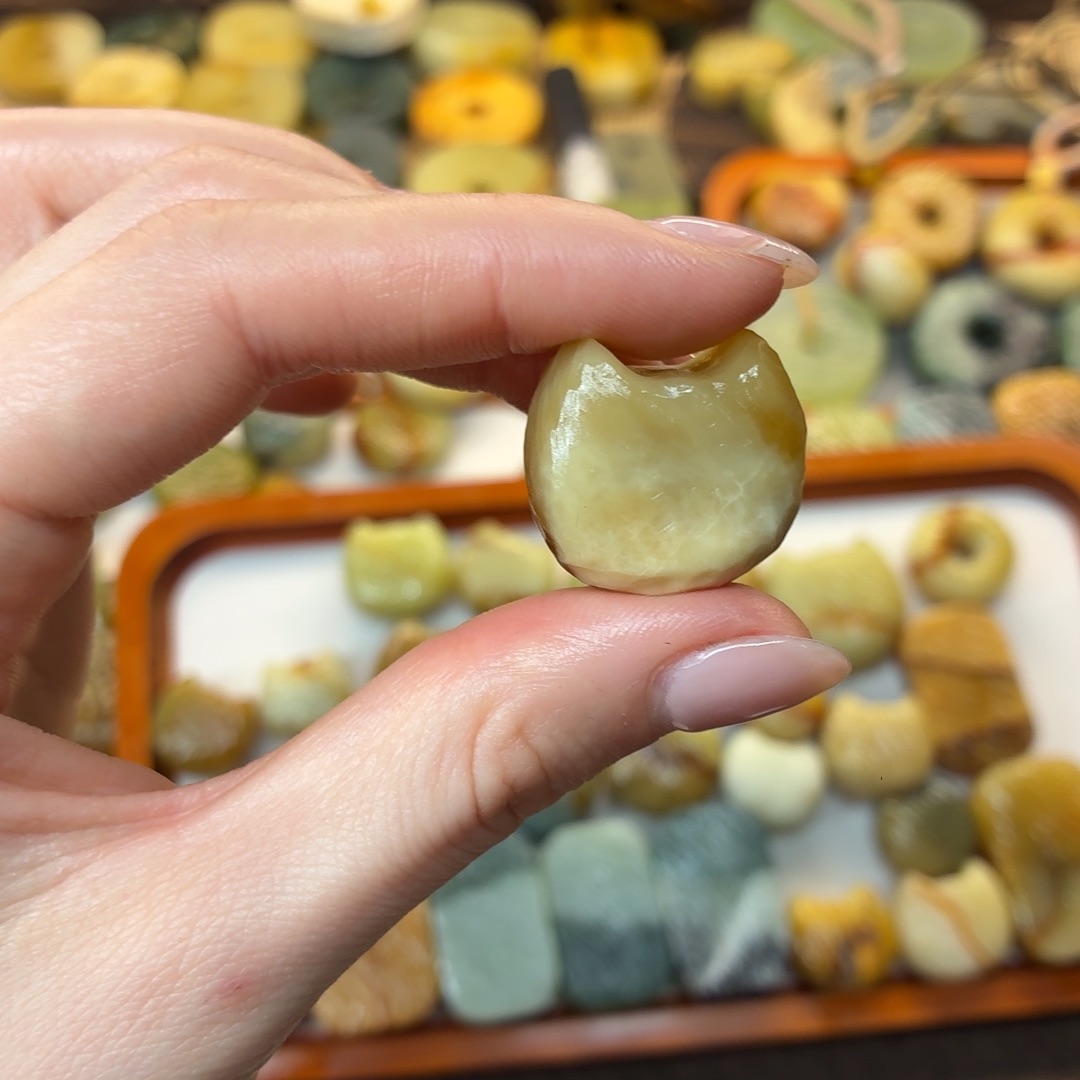 松***子蛇纹石玉未镶嵌颈饰