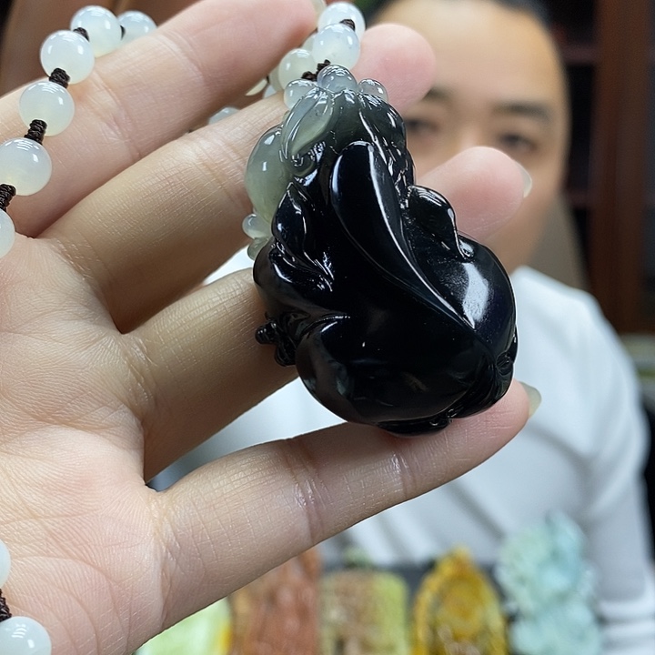 蛇纹石玉未镶嵌颈饰