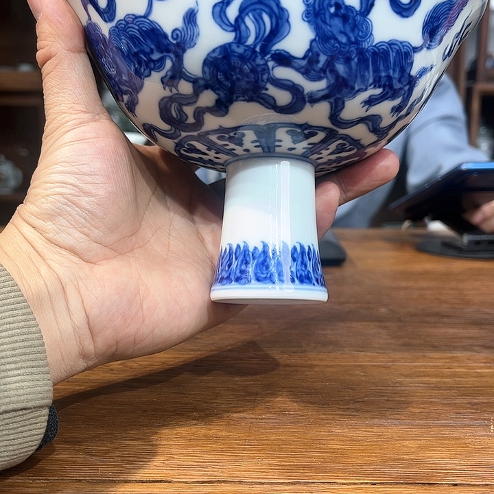 摆件景德镇青花狮子绣球高足碗