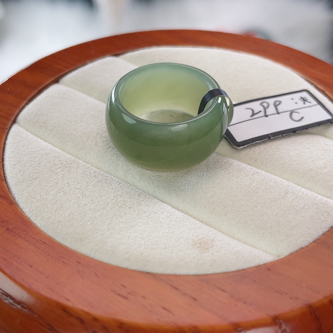 和田玉未镶嵌戒指l47。果绿轮胎。17.7。不退换