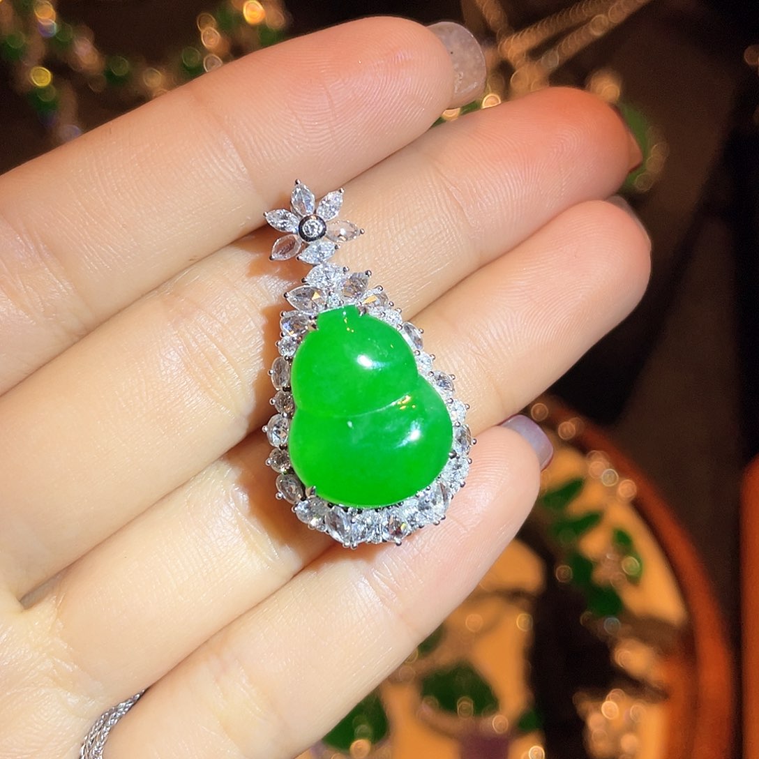 翡翠颈饰18K金镶嵌葫芦挂坠