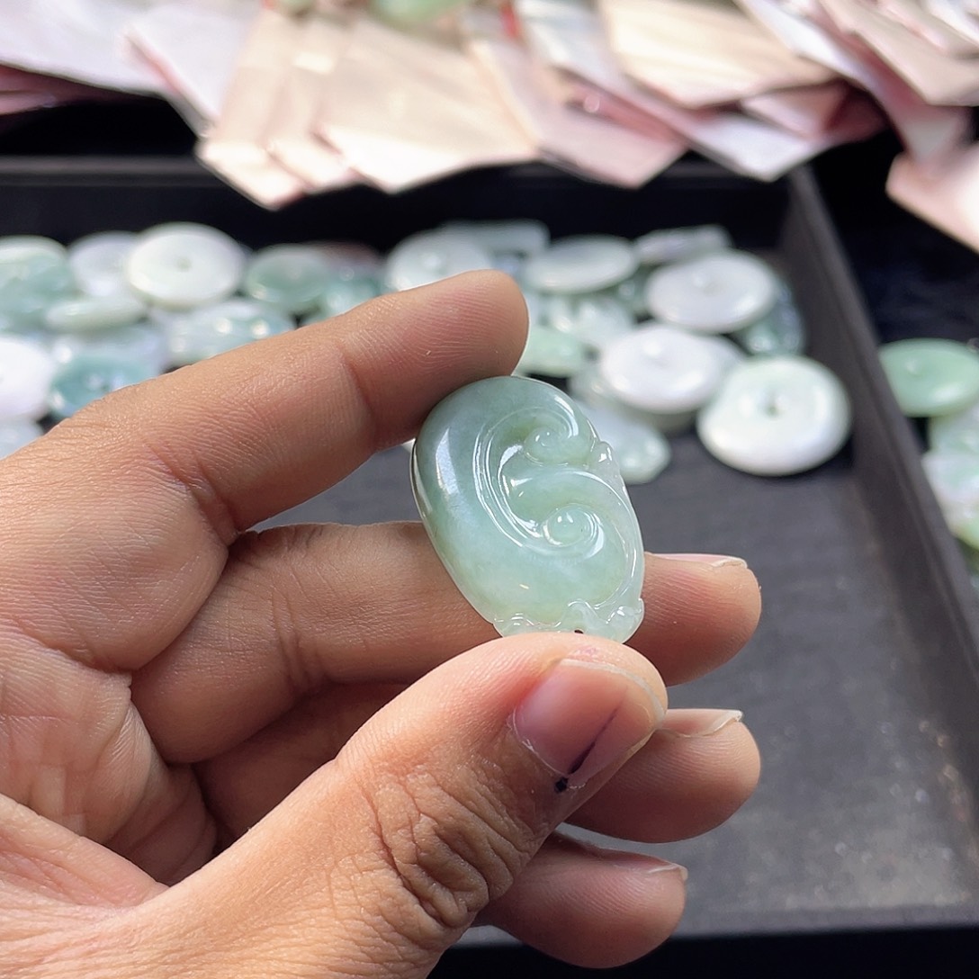 小***糖翡翠未镶嵌颈饰如意