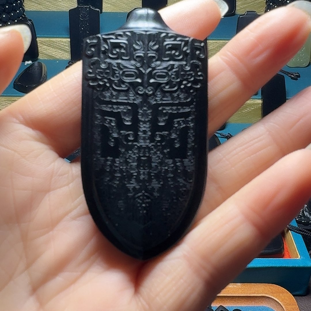 鸿***孙和田玉未镶嵌颈饰