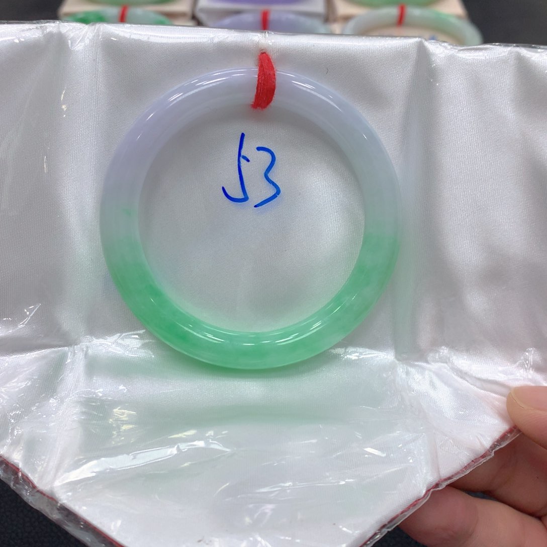 翡翠手镯未镶嵌翡翠