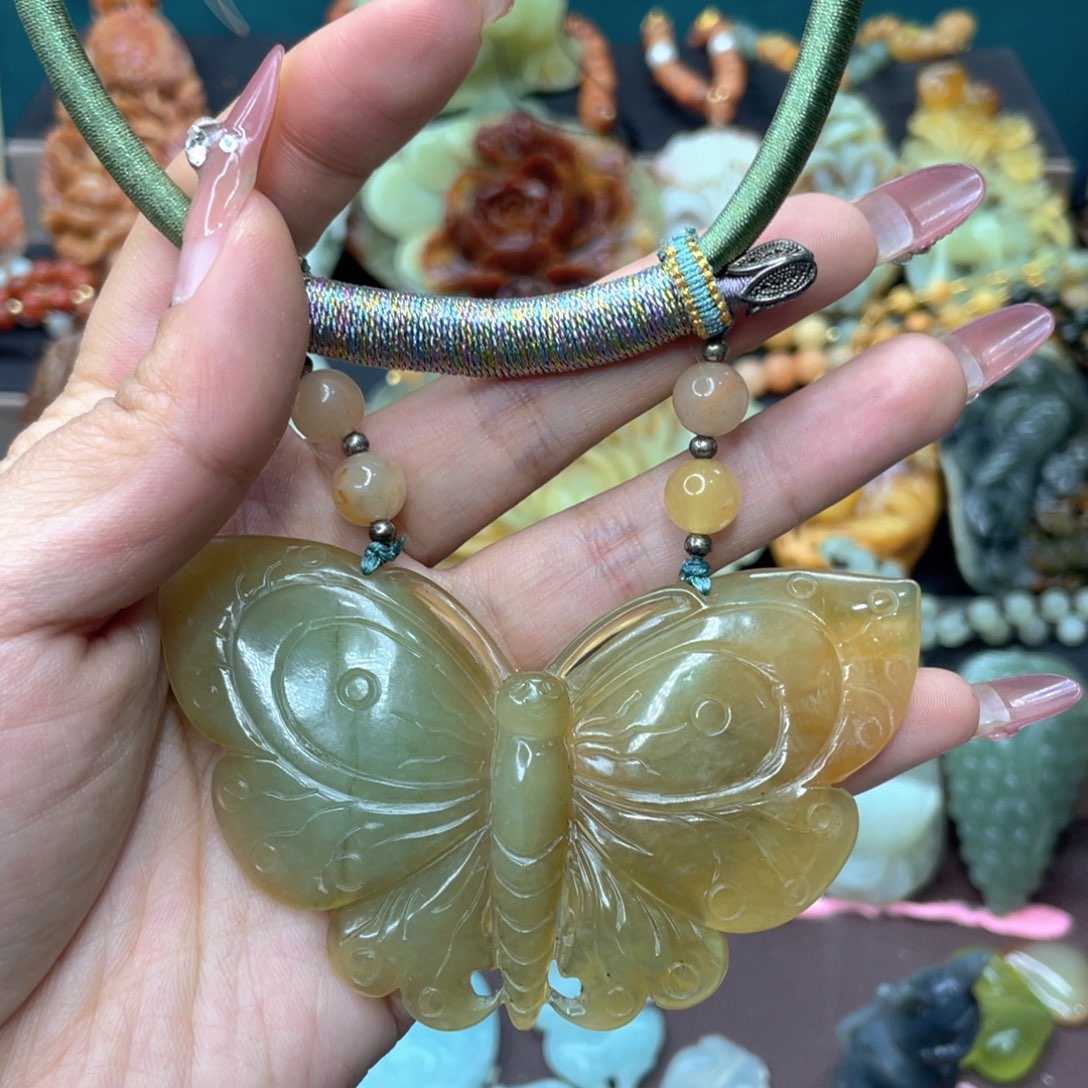 蛇纹石玉颈饰未镶嵌