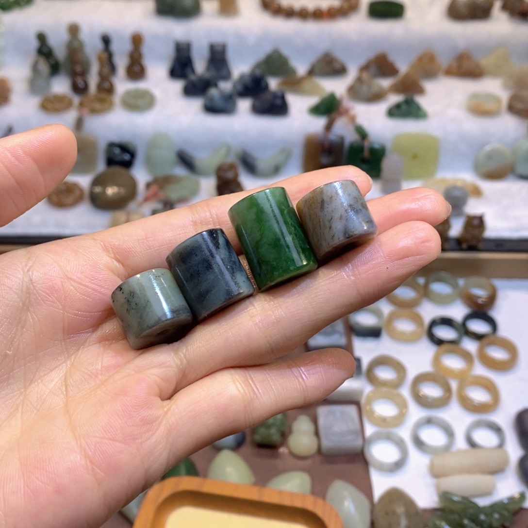 碳****和田玉未镶嵌颈饰