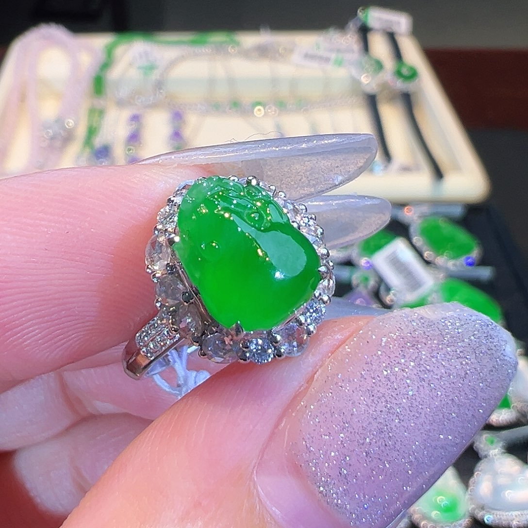 翡翠戒指18K金镶嵌翡翠 