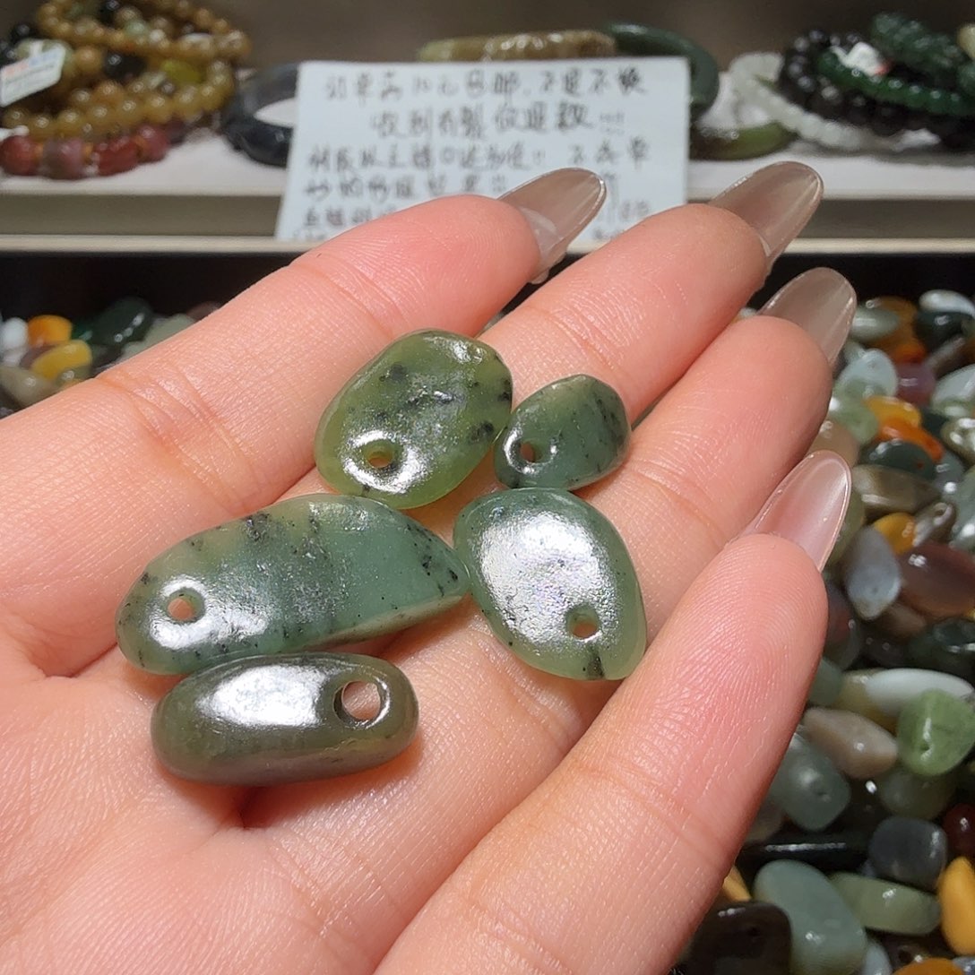 袁***এ和田玉未镶嵌珠宝奇石