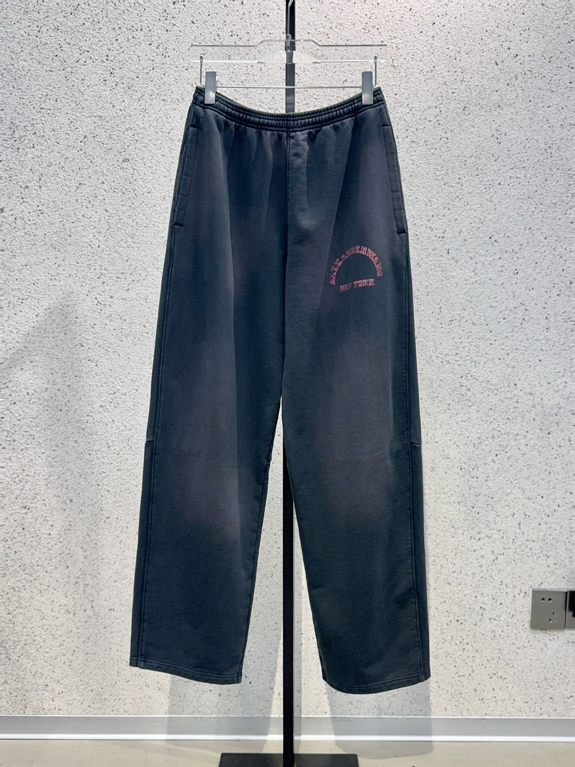 休闲裤百搭时尚黑色直筒微宽松卫裤红字母水洗卫裤77137