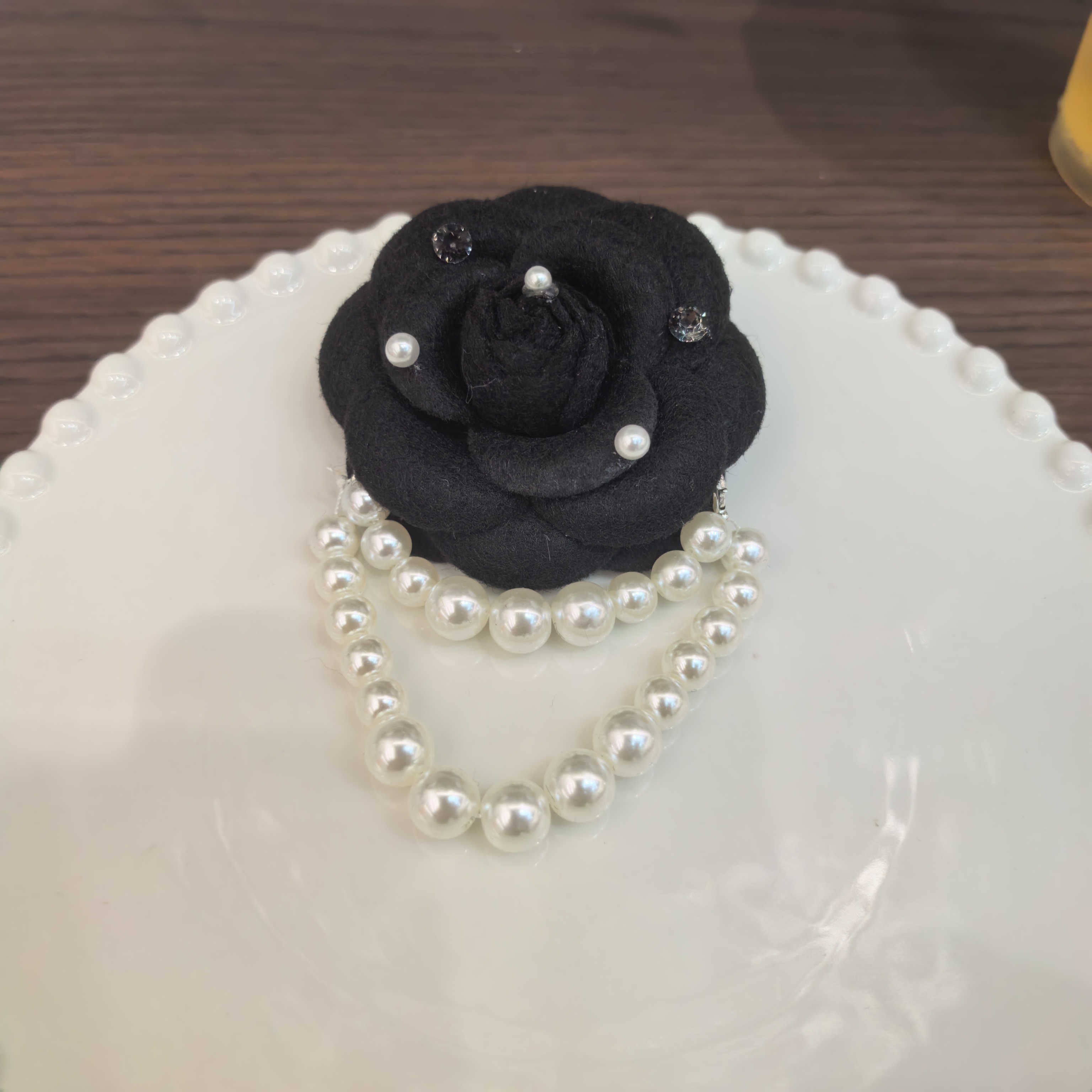 E183黑色花朵闪闪串珠泡菜款胸针
