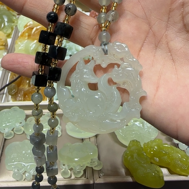 蛇纹石玉吊坠未镶嵌