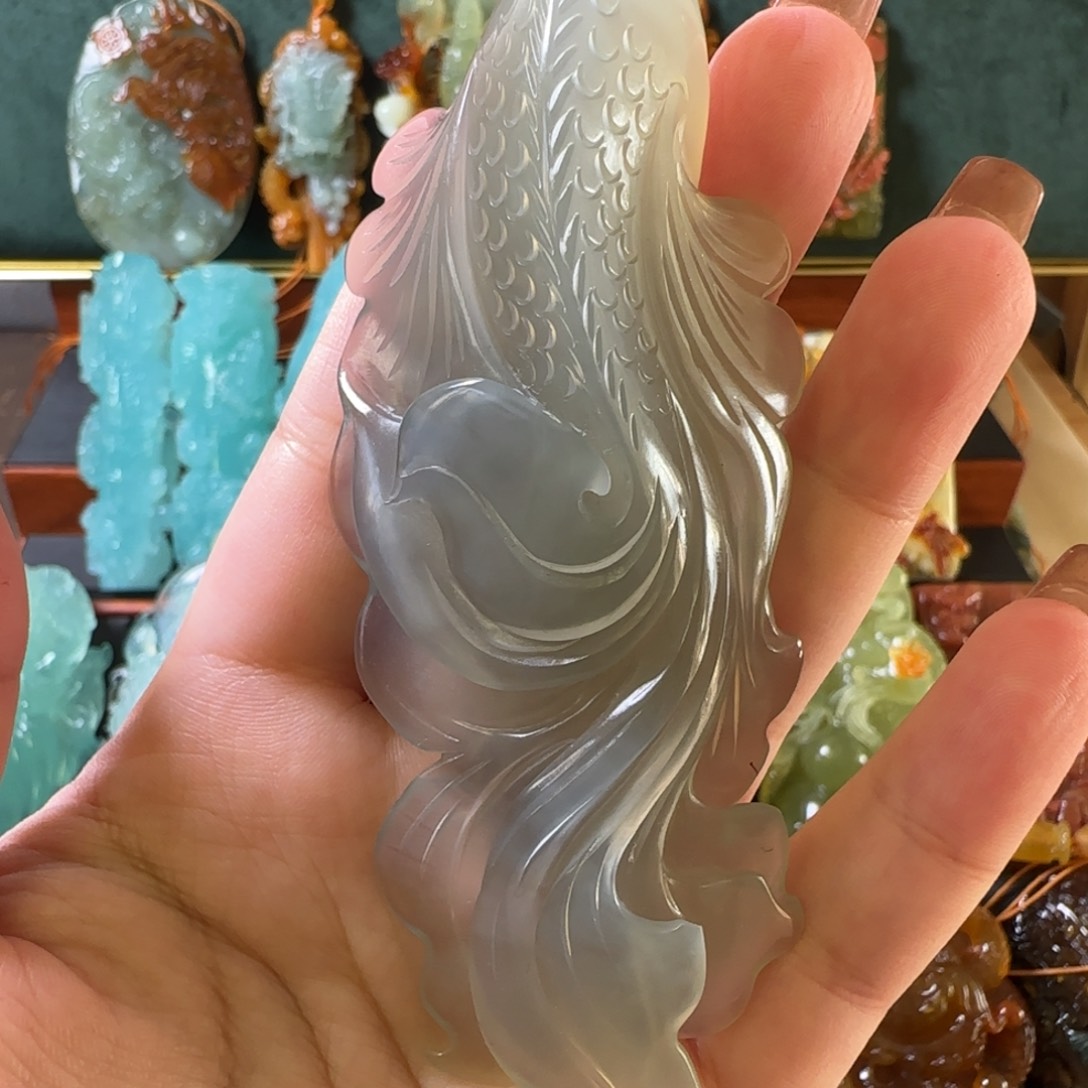 岫玉未镶嵌颈饰鱼