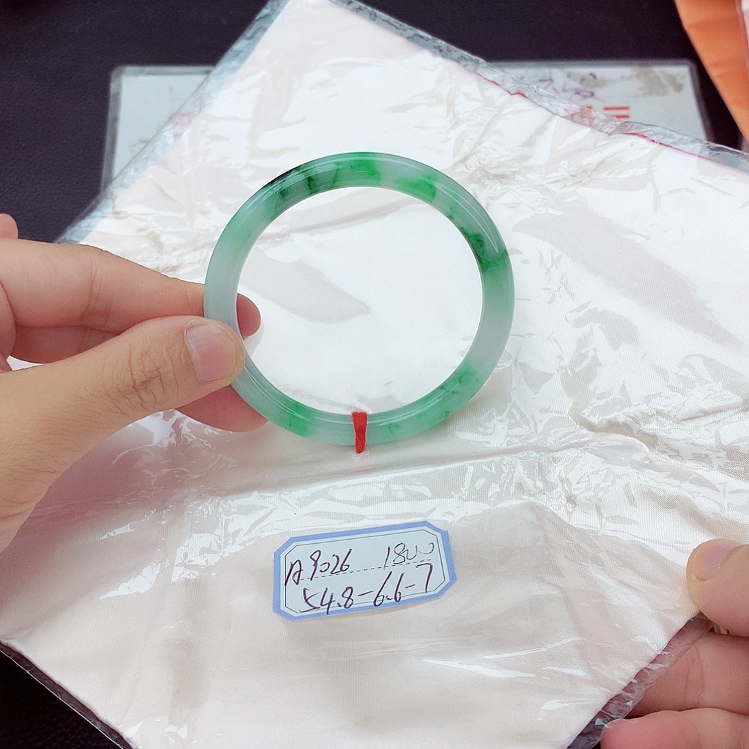 翡翠手镯未镶嵌翡翠