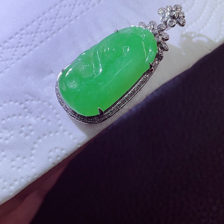 颈饰18K金镶嵌翡翠翡翠