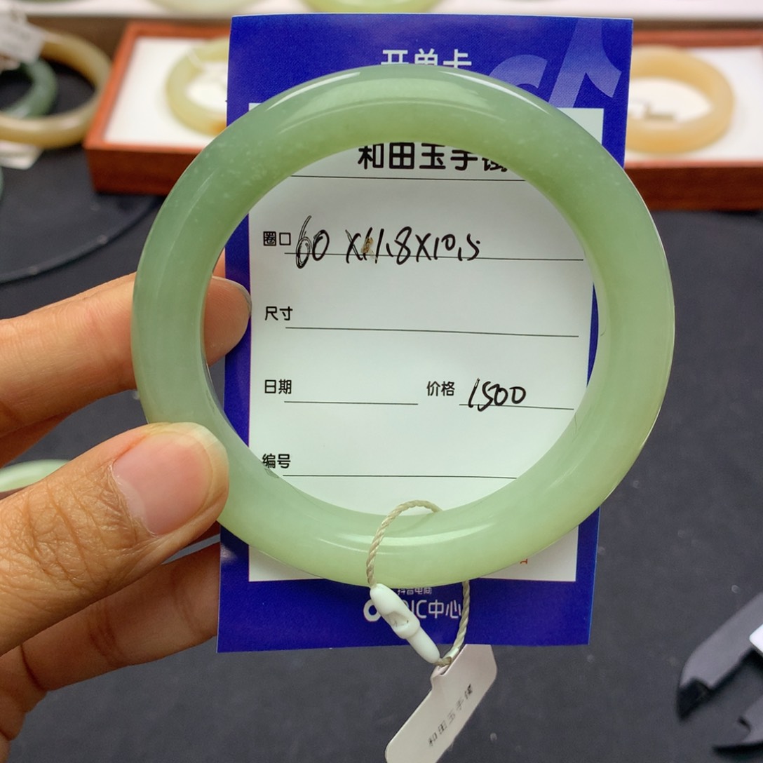 和田玉手镯未镶嵌?****?