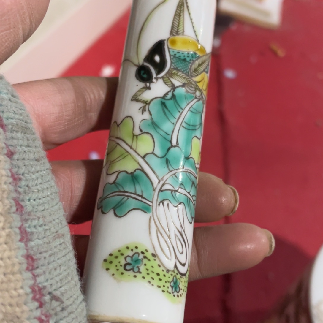 瓶一个线香筒一个