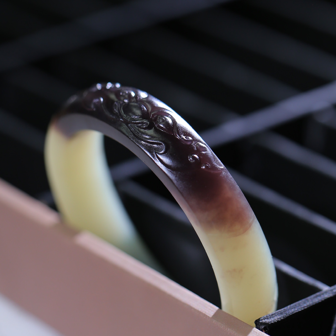 和田玉8.5-13.2紫加晴雕兽方边手镯55.5mm