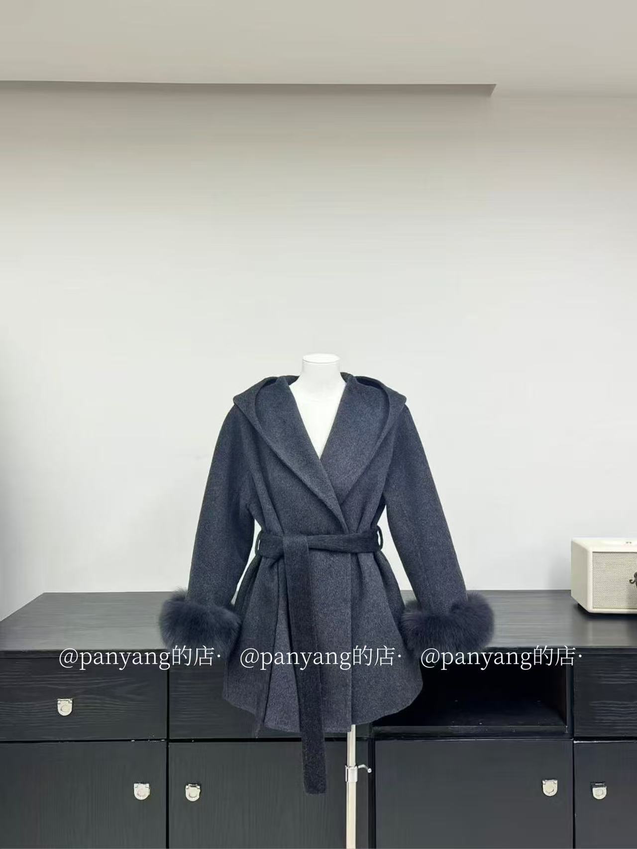 【P.y】     狐狸毛手袖中长款连帽大衣