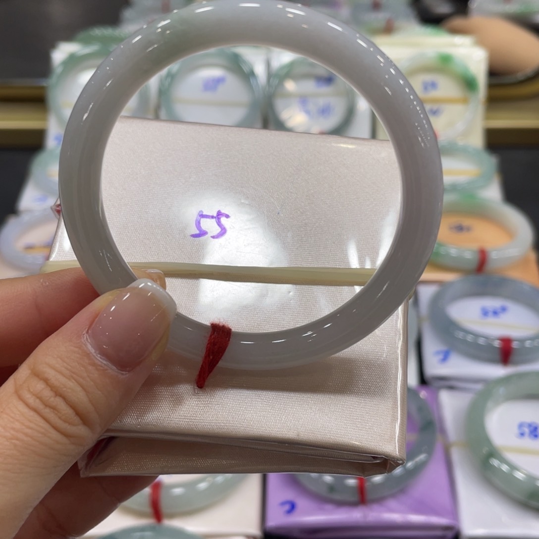 翡翠手镯未镶嵌翡翠