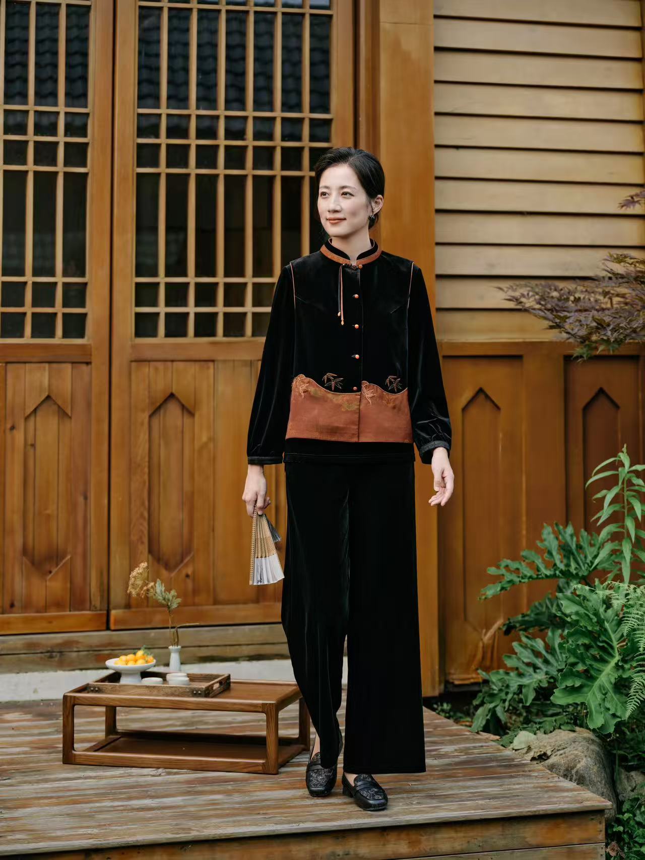 老美华秋季女士新中式竹叶绣花撞色牙条手工盘扣单坎肩433222014