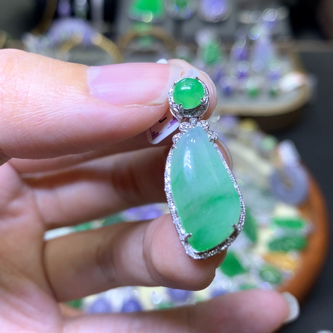 【闪购商品】翡翠颈饰18K金镶嵌翡翠吊坠项链