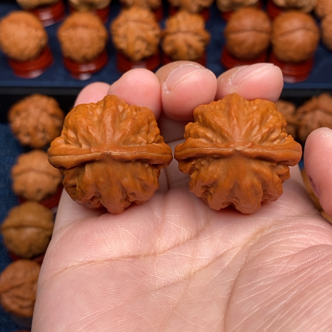 文玩核桃把件?**?手捻金钢石