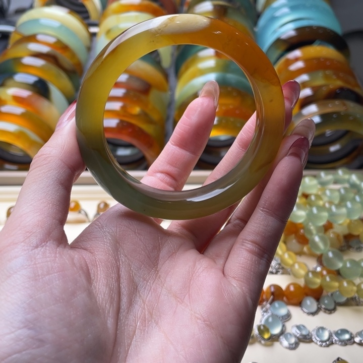 蛇纹石玉手镯未镶嵌一**猫