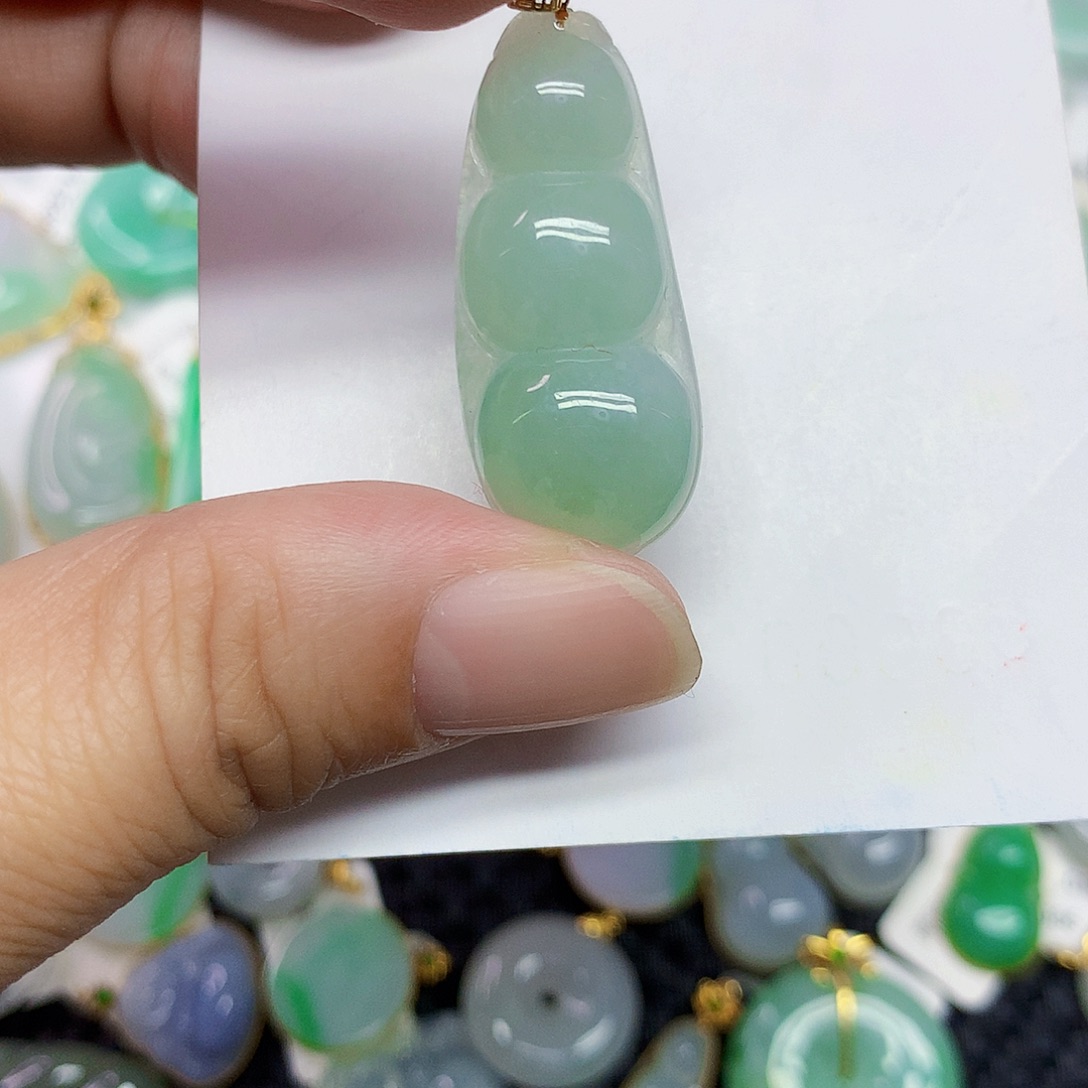 颈饰18K金镶嵌翡翠豆子