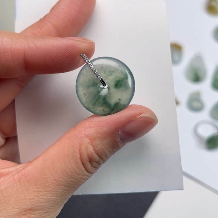 *****翡翠18K金镶嵌颈饰平安扣