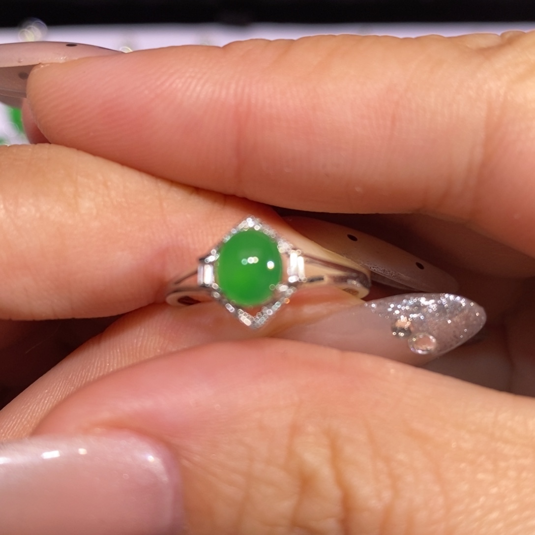 翡翠18K金镶嵌颈饰戒指