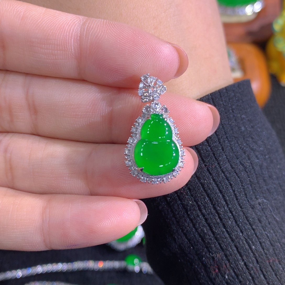 翡翠18K金镶嵌颈饰