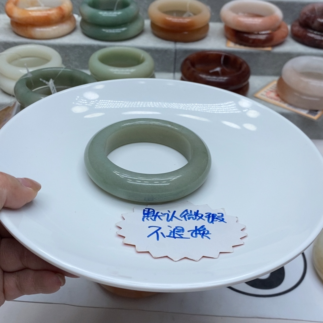 大***！石英质玉未镶嵌手镯