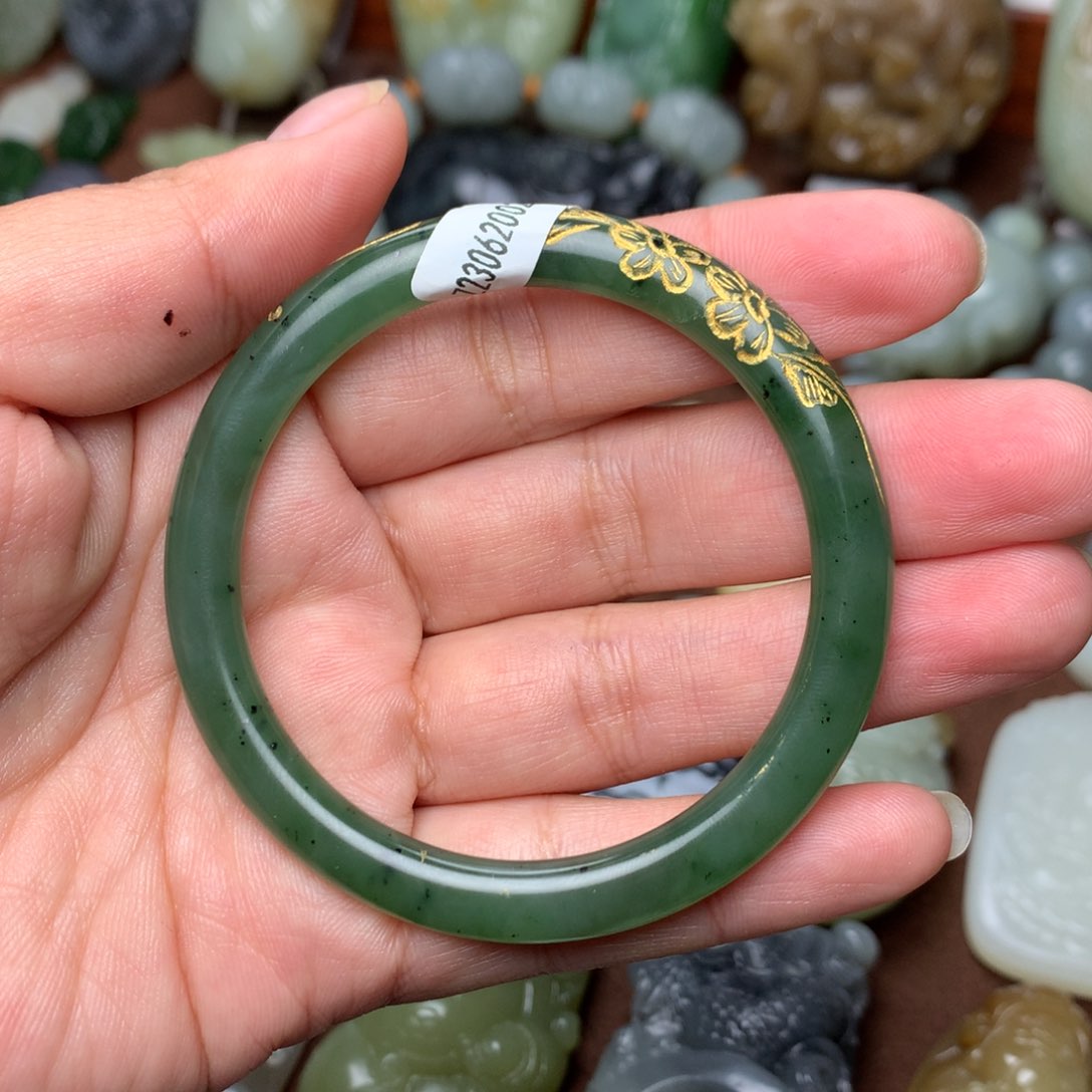 和田玉挂件未镶嵌阿**?