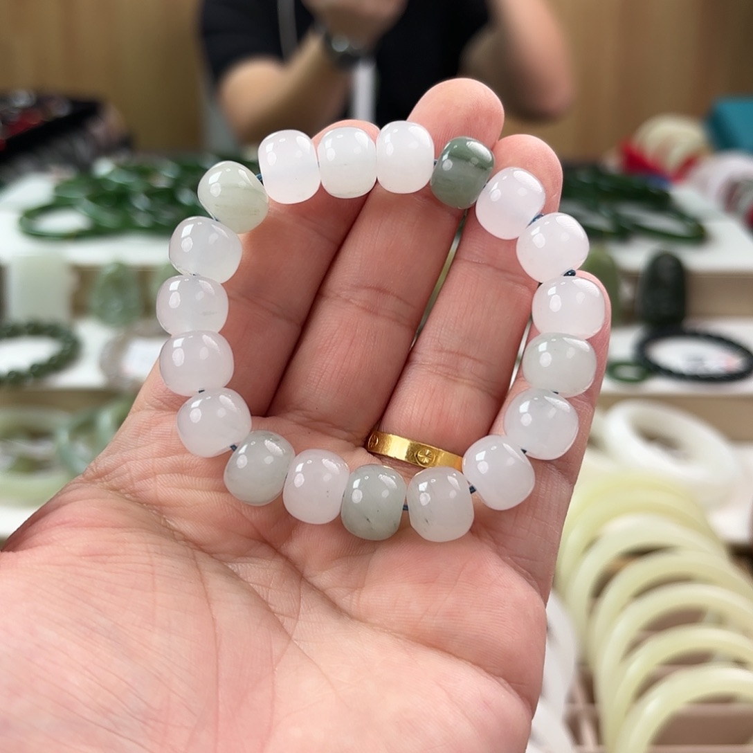 透闪石质玉颈饰未镶嵌