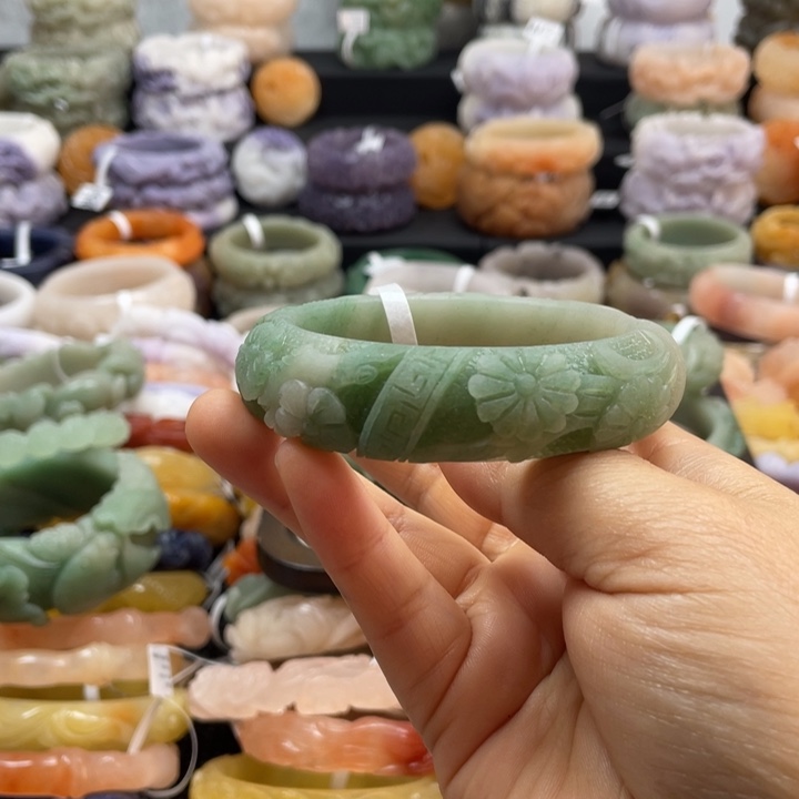 慕***漓石英质玉未镶嵌手镯