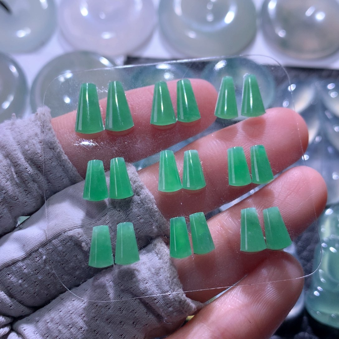 翡翠未镶嵌颈饰一手