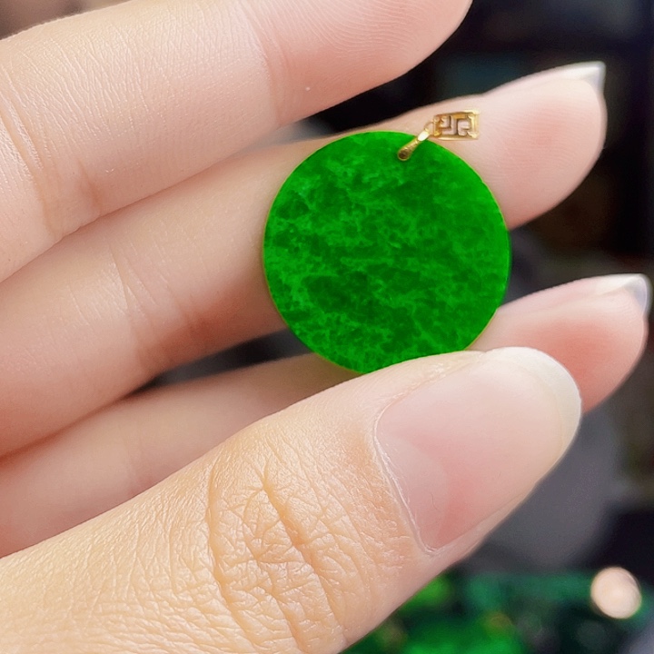 翡翠18K金镶嵌颈饰多样性