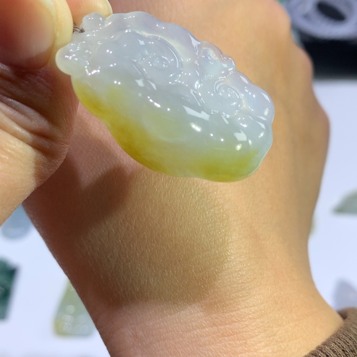 翡翠颈饰未镶嵌如意