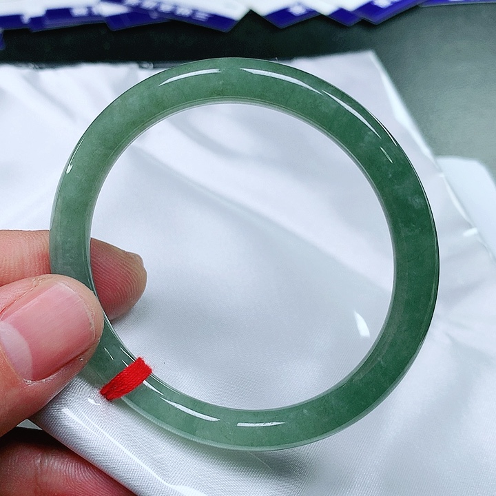 翡翠手镯未镶嵌翡翠手镯未镶嵌