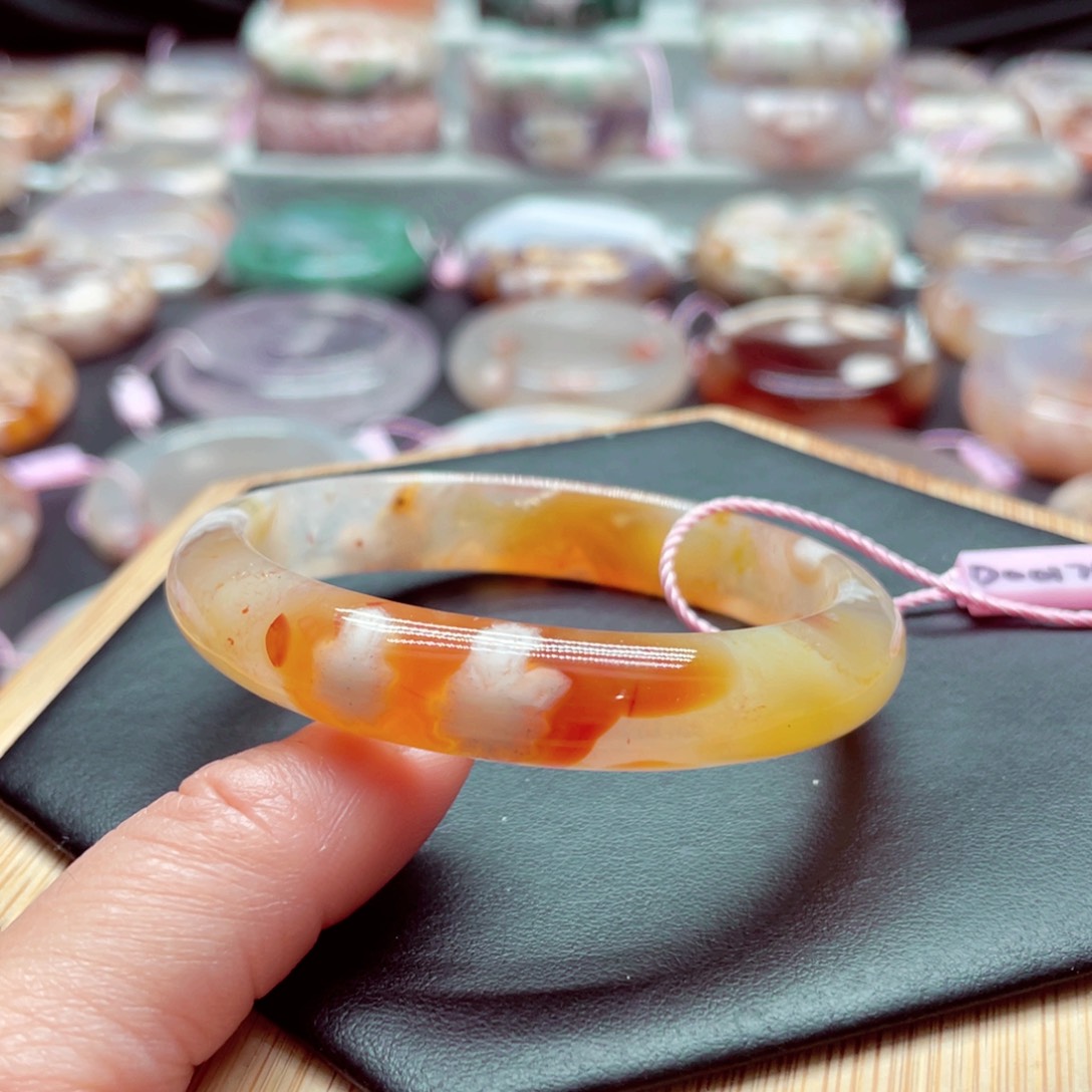 玛瑙/玉髓手镯未镶嵌云****?1