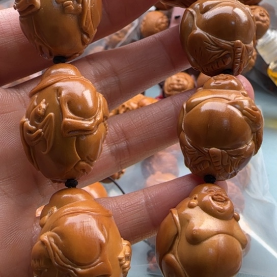 橄榄核手串刘*玮雕刻工艺