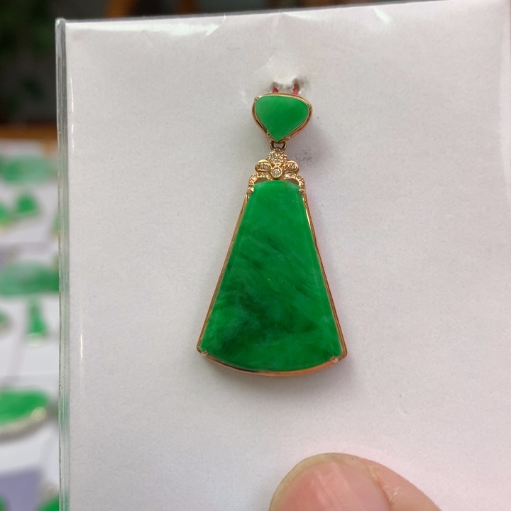 翡翠18K金镶嵌颈饰翡翠