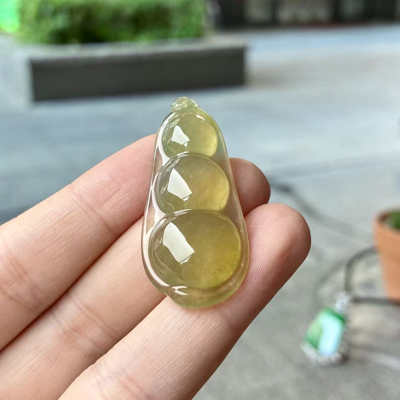 天然a货缅甸翡翠自然光尺寸41.7/18.6/6.5，高冰黄翡福豆吊坠