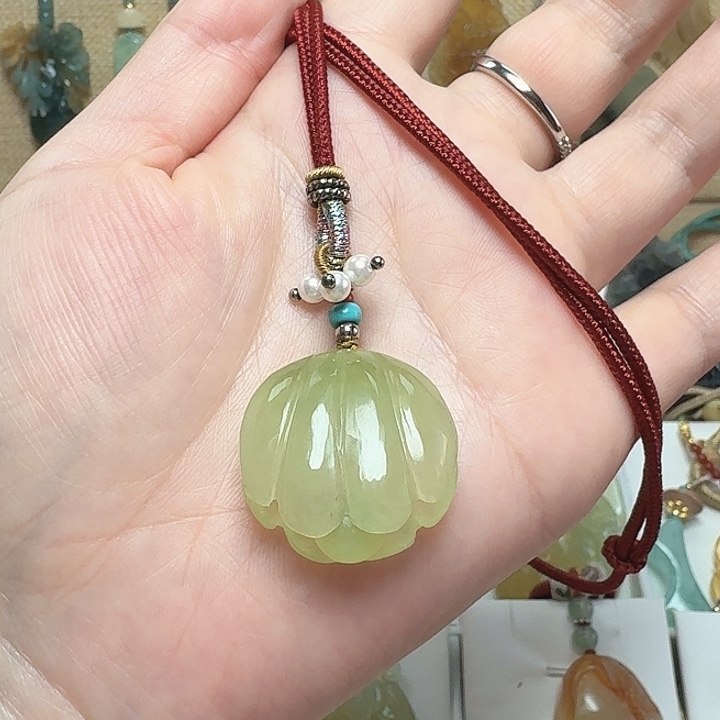 蛇纹石玉未镶嵌颈饰