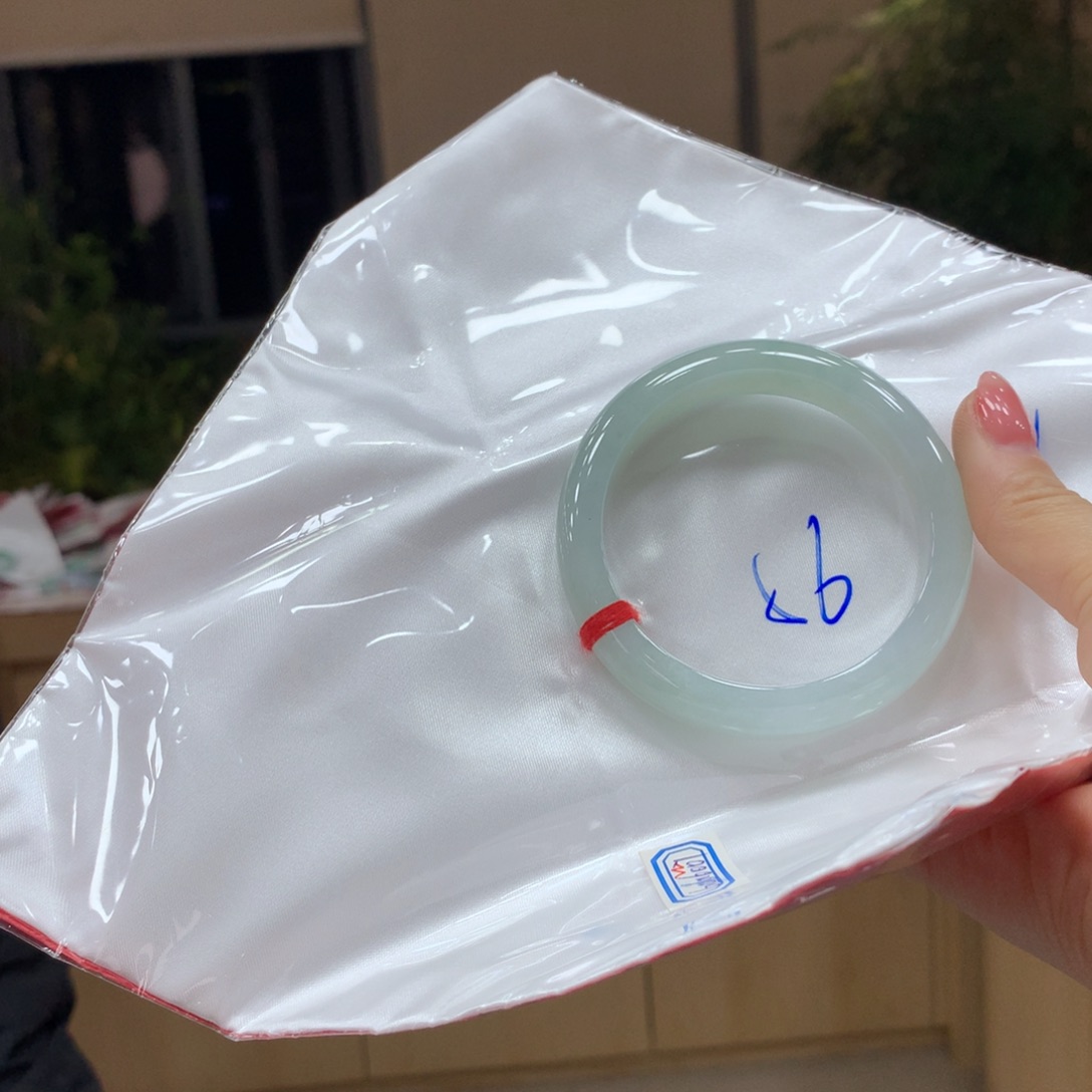 翡翠手镯未镶嵌不退不换