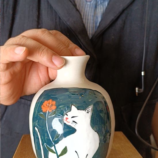 泥塑白色猫咪花瓶一个