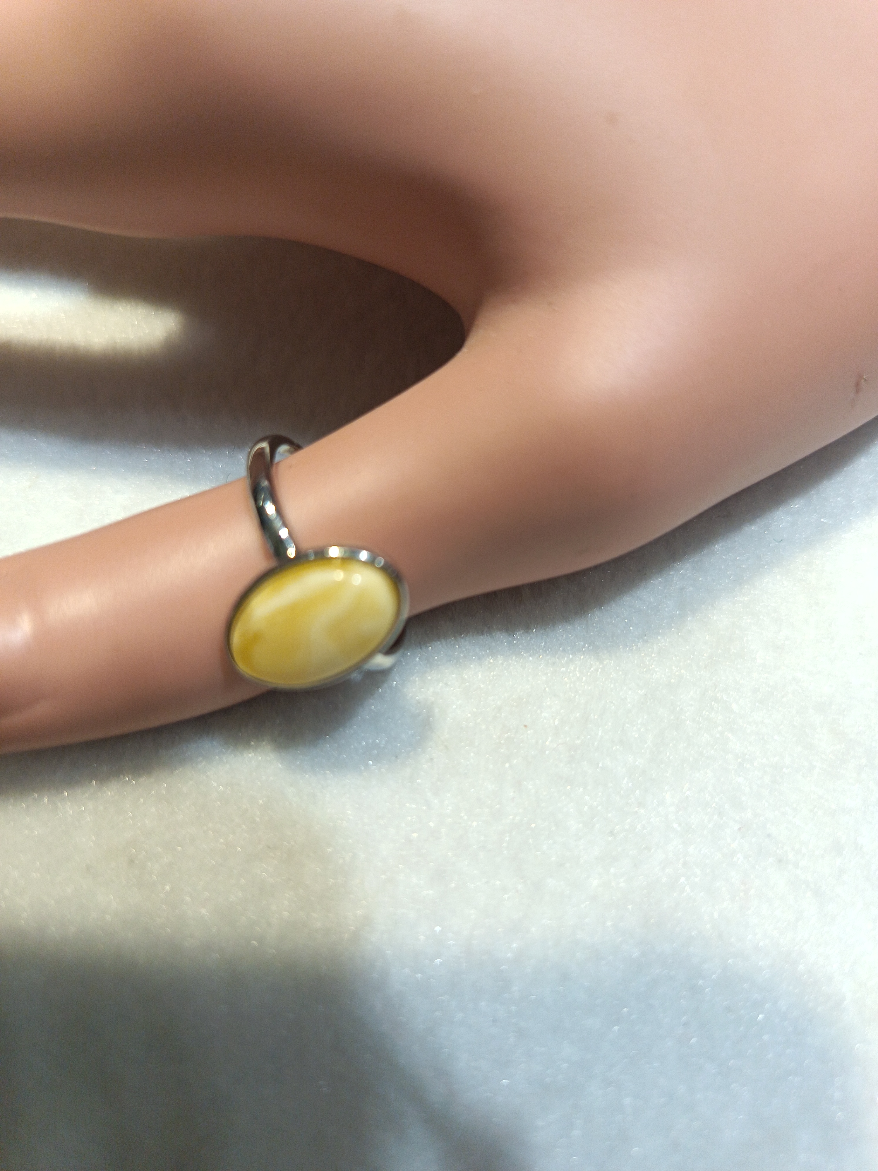 俄罗斯白蜜蛋面女戒指（华为手机拍）蛋面：12.5mmx8.5mm。