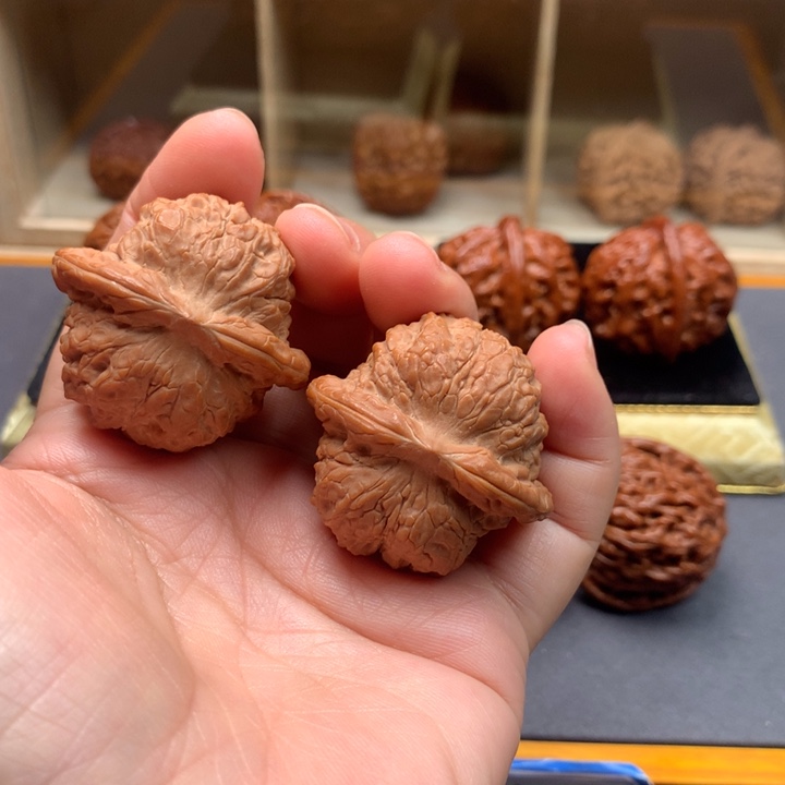 文玩核桃吊坠血麒麟