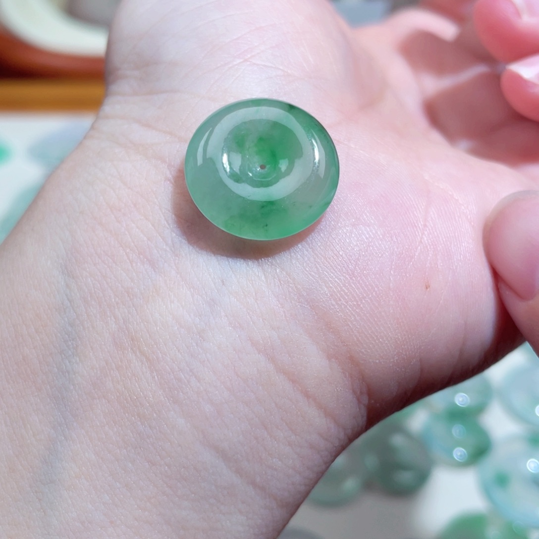 翡翠颈饰未镶嵌平安扣