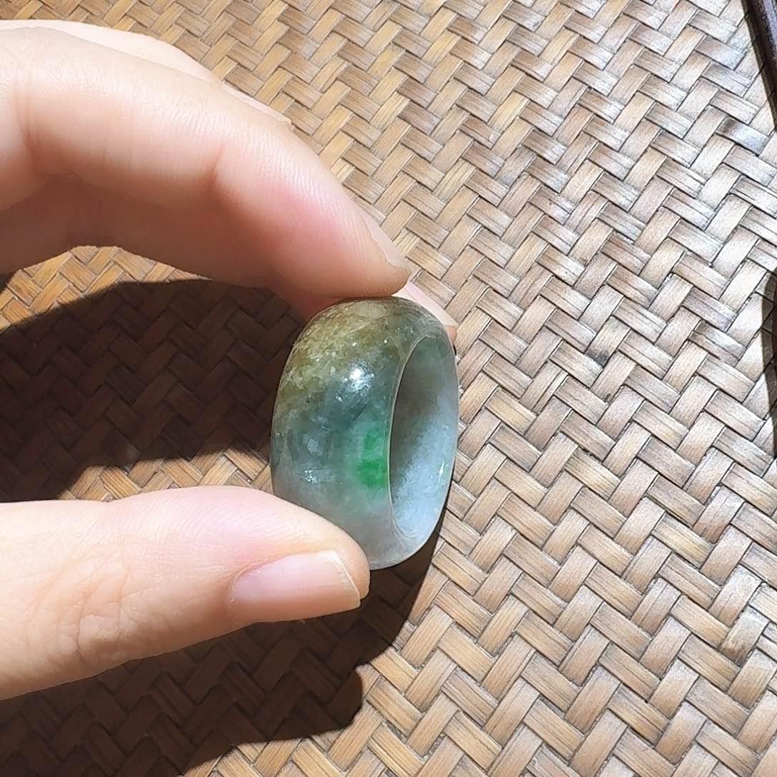 未镶嵌戒指翡翠个性十足